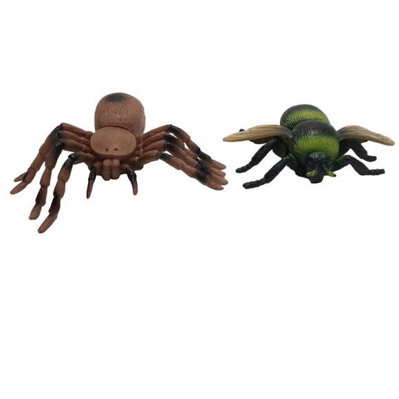 Creepy Spider Fly Toy Realistic Halloween Prop, Party Prank Décor Large Insects - Picture 1 of 12